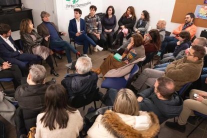 Carlos Martínez Mínguez e Iratxe García se reúnen con residentes en Bruselas nacidos en Castilla y León.