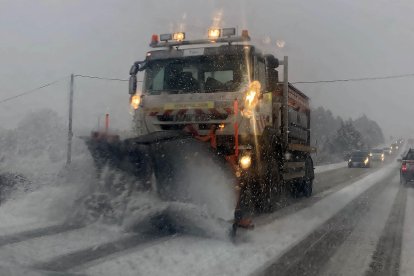 La nieve dificulta el tráfico en la N-630 a la salida de León con la borrasca Marta