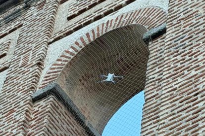 Un dron se estrella contra una espadaña de la muralla de Ávila