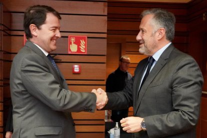 El presidente de la Junta, Alfonso Fernández Mañueco, saluda al presidente de las Cortes, Carlos Pollán, en una imagen de archivo.