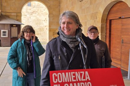 Carlos Martínez, en el atril montado para su comparecencia ante los medios en Soria.