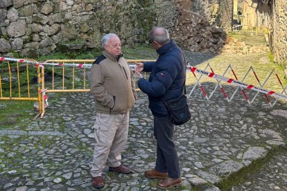 Las copiosas lluvias provocan el derrumbe de una parte de la muralla de Miranda del Castañar (Salamanca). En la imagen, le consejero de Cultura, Gonzalo Santonja, y el alcalde del municipio, Manuel González