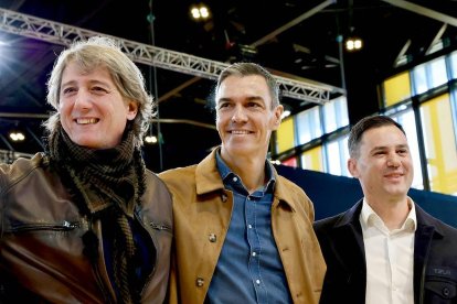 Carlos Martínez Mínguez, Pedro Sánchez y Javier Alfonso Cendón en un mitin en León el pasado mes de octubre.