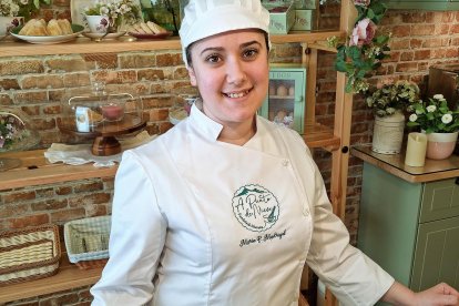 María es un ejemplo de emprendimiento que ha apostado por la vida rural para realizar su pasión, la pastelería. A la izda, pastas artesanas ‘fontañinas’.