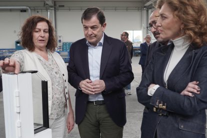 Alfonso Fernández Mañueco y María Pardo durante la visita a la empresa Technoform.