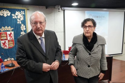 El presidente del CES, Enrique Martín, y la  coordinadora del proyecto de Cooperación Cowocyl, Mar Martín, presentan el estudio ‘El teletrabajo como oportunidad para las áreas rurales de Castilla y León’