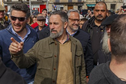 El líder de Vox, Santiago Abascal, y el candidato a la Presidencia de la Junta, Carlos Pollán, participan en un acto preelectoral en El Espinar (Segovia)