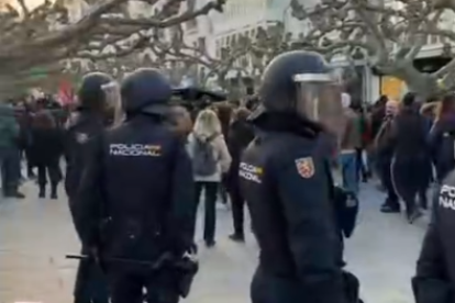 Alvise denuncia que ultras de izquierda agreden a la candidata de SALF en Burgos