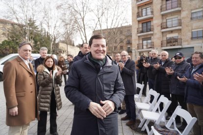 El candidato del PP de Castilla y León a la reelección como presidente de la Junta, Alfonso Fernández Mañueco, clausura un acto de partido en Salamanca.