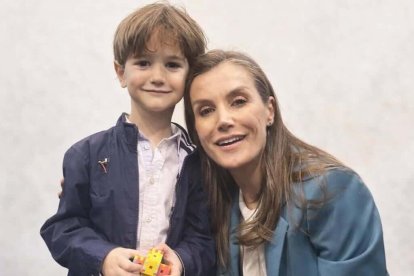 El pequeño Darío de La Pola de Gordón (León), conoce en Castellón a la reina Letizia