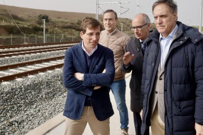 El alcalde de Madrid, José Luis Martínez Almeida, y el presidente del PP de Salamanca, Carlos García Carbayo.
