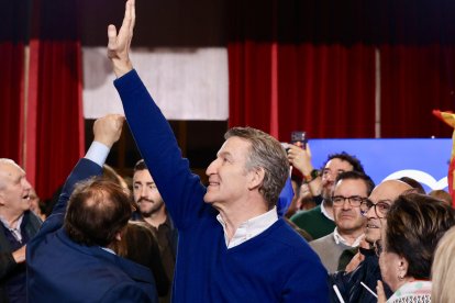 Alberto Núñez Feijóo durante el acto electoral de este viernes en La Bañeza.