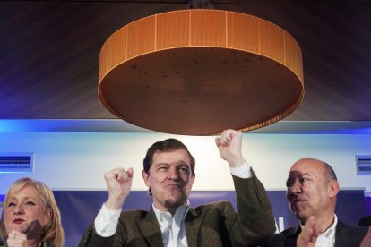 Leticia García, Alfonso Fernández Mañueco y José María Barrios, en el acto de campaña en Toro (Zamora).