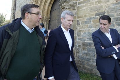 El presidente del PP de Galicia, Alfonso Rueda (C), durante su visita a la iglesia de Santiago de Villafranca del Bierzo (León).