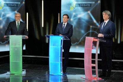 El candidato de VOX, Carlos Pollán; el candidato del PP, Alfonso Fernández Mañueco y el candidato del PSOE, Carlos Martínez, en el segundo debate electoral de la campaña.