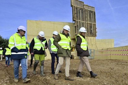 La presidenta de la Diputación, Ángeles Armisén, en la visita a las obras.