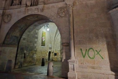 Pintada en el arco de Santa María de Burgos.

La alcaldesa de Burgos, Cristina Ayala, ha lamentado este jueves que "descerebrados" hayan "atacado" el Arco de Santamaría, que ha amanecido con una pintada con la palabra 'VOX' en verde.

POLITICA ESPAÑA EUROPA CASTILLA Y LEÓN
AYTO BURGOS