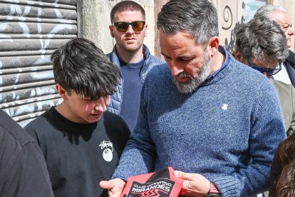 Abascal recibe una bufanda del Mirandés de parte de un joven.