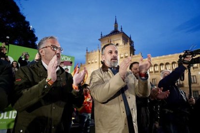 Carlos Pollán y Santiago Abascal en el acto de cierre de campaña en Valladolid.