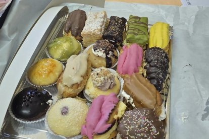 Un votante obsequia con pasteles a los integrantes de la mesa electoral de Cabañas Raras (León)