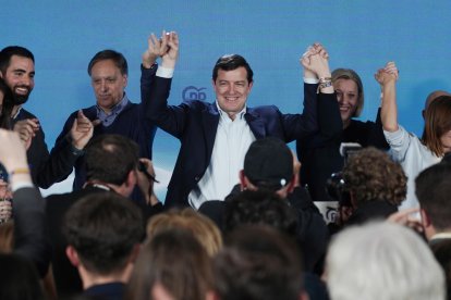El candidato del PP a la Presidencia de la Junta de Castilla y León, Alfonso Fernández Mañueco, celebra la victoria electoral en Salamanca