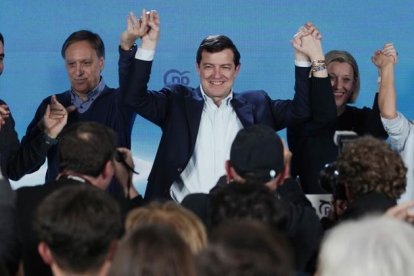 El líder del Partido Popular, Alfonso Fernández Mañueco, celebra la victoria en la noche electoral.