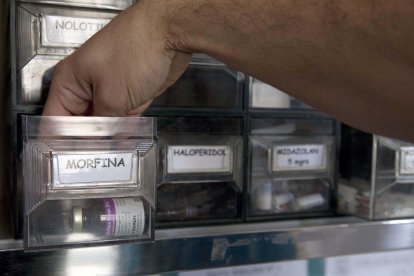 Un enfermero coge una dosis de morfina para un paciente, en una imagen de archivo