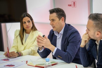 Nuria Rubio, Daniel de la Rosa y Daniel San José, durante la reunión en el PSOE de León.