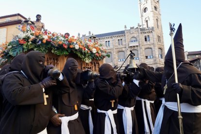 Acto del Perdón mediante el indulto a una presa en el transcurso de la Procesión del Perdón, organizada por la Cofradía del Santo Cristo del Perdón