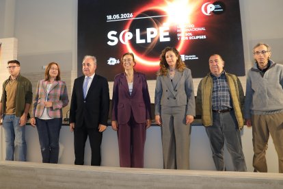 La presidenta de la Diputación, Ángeles Armisén, acompañada de la diputada de Cultura, Carolina Valbuena, presenta, junto al ingeniero aeronáutico de la Agencia Espacial Europea, César García Marirrodriga, por videoconferencia; y el estudiante de Física por la Universidad de Valladolid y ponente, David Ramos(I)