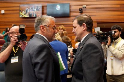 Pollán y Mañueco en la sesión constitutiva de las Cortes de Castilla y León celebrada este martes.