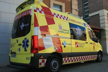 Archivo - Ambulancia de Emergencias Sanitarias (Sacyl).