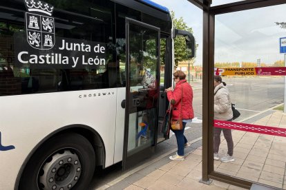 Pasajeros subiendo a un bus del servicio Buscyl, en una imagen de archivo.