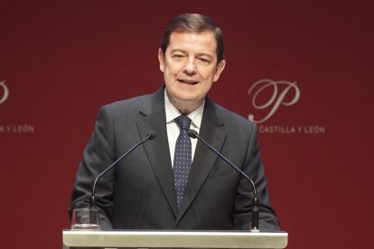 El presidente de la Junta en funciones, Alfonso Fernández Mañueco, clausura la gala de los Premios Castilla y León 2025.