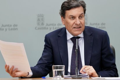 El consejero de Economía y Hacienda y portavoz en funciones, Carlos Fernández Carriedo, comparece en rueda de prensa posterior al Consejo de Gobierno.