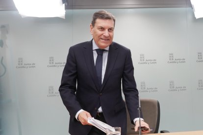 El portavoz y consejero en funciones de Economía y Hacienda, Carlos Fernández Carriedo, comparece tras la reunión del Consejo de Gobierno.