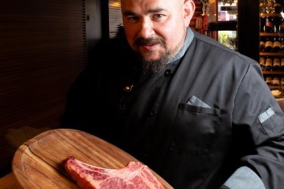 Sergio Aguilar , ‘Pachilla’, Jefe de Cocina, con un chuletón de carne premium.