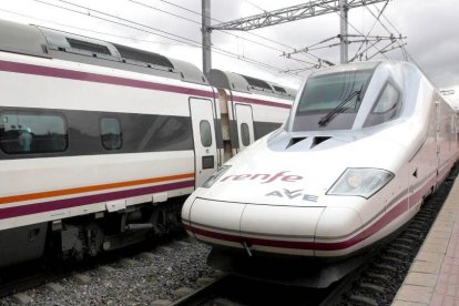 Llegada de un tren AVE a la estación Campo Grande de Valladolid.