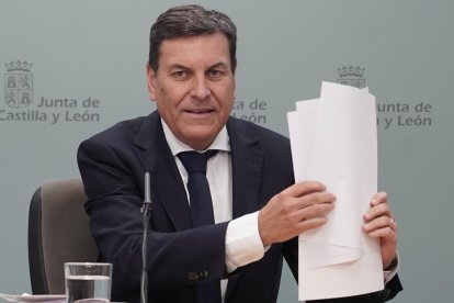 El consejero de Economía y Hacienda y portavoz en funciones, Carlos Fernández Carriedo, comparece en rueda de prensa posterior al Consejo de Gobierno