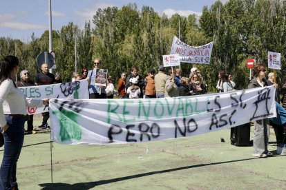 La asociación vecinal de La Lastra en la protesta contra la planta de biomasa en León