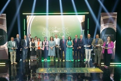 Foto de Familia de autoridades y galardonados en la XI edición de los Premios Surcos.