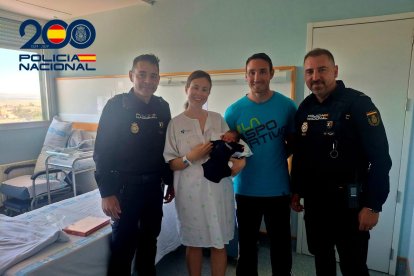 Los agentes de la Policía Nacional junto a la familia en el hospital