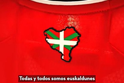 Mapa del País Vasco con Treviño anexionado en la parte trasera de la equipación del Atleti, en un fotograma de la presentación.