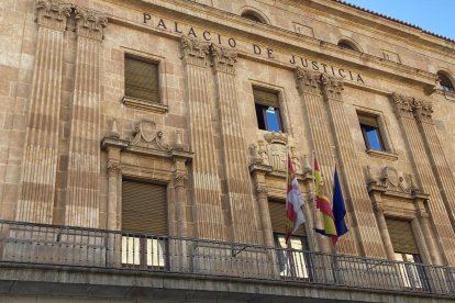 Fachada de la Audiencia Provincial de Salamanca, tribunal que juzgará a la madre a finales del mes de octubre de 2026.