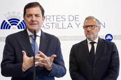 Alfonso Fernández Mañueco y Carlos Pollán, en la comparecencia para presentar el pacto de Gobierno PP-VOX.