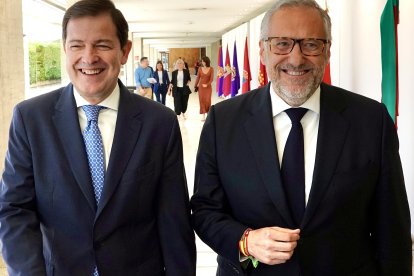 Alfonso Fernández Mañueco y Carlos Pollán, de camino al hall de las Cortes para presentar el pacto de Gobierno.