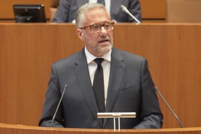 Carlos Pollán durante su intervención en el debate de investidura del candidato a la Presidencia de la Junta de Castilla y León.