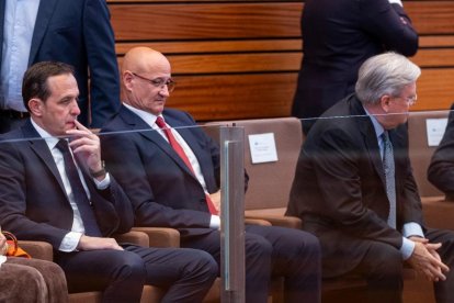 Luis Fuentes, junto a Conrado Íscar y José Manuel Fernández Santiago, en la tribuna de invitados durante el pleno de investidura de este martes en las Cortes.