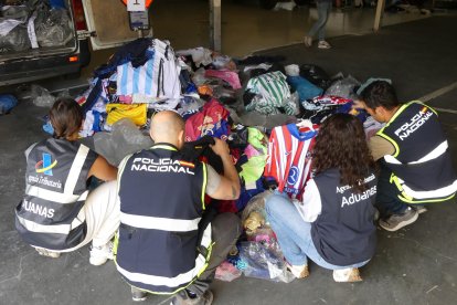 Cinco vendederos ambulantes detenidos en Astorga e incautada una tonelada de ropa falsificada.