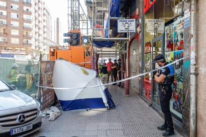 Zona precintada en la que falleció un hombre de 85 años tras ser aplastado por el montacargas de una obra de Burgos